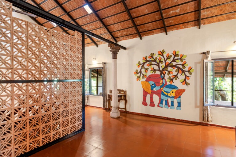 Grand Cottage Wall