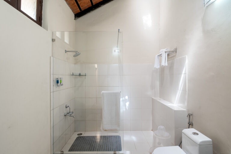 Grand Cottage Washroom